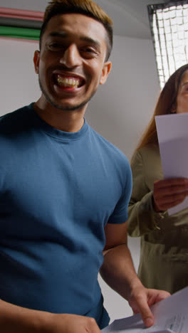 Vídeo-Vertical-De-Una-Directora-De-Cine-Hablando-Con-Actores-Masculinos-Y-Femeninos-Sosteniendo-Guiones-Ensayando-Para-Filmar-Una-Película-O-Un-Vídeo-En-El-Estudio.